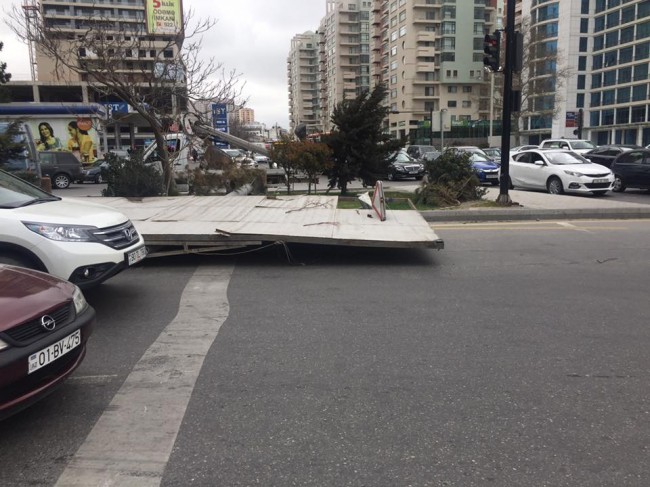 Bakıda iri reklam lövhəsi avtomobil yoluna düşdü