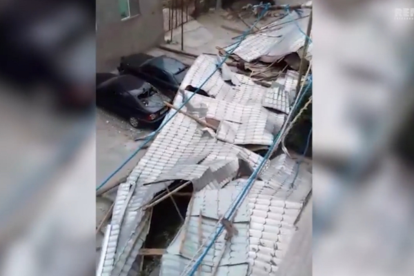Külək  dam örtüyünü uçurub, 10-a yaxın maşına ziyan dəyib- VİDEO