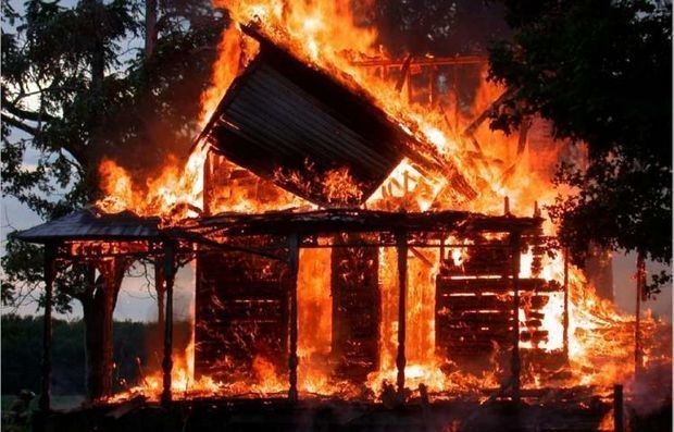 Qubada məktəb direktorunun evi yandırıldı – VİDEO
