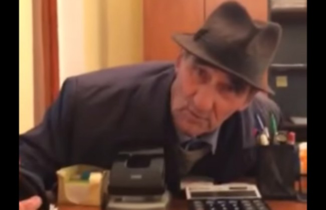 Məmur yaşlı kişini təhqir edib, videoya çəkdi – VİDEO