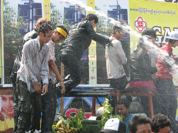 Myanmada su festivalı zamanı 300-ə yaxın insan ölüb
