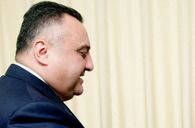 Mahmudov malikanəsindən köçdü, mühafizəsini gücləndirdi