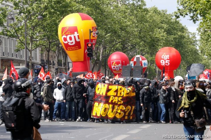 Parisdə polislərə “Molotov kokteyl”i atdılar