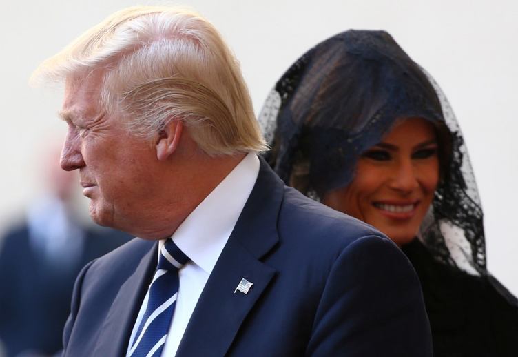 Melania Trump başını örtdü – FOTO