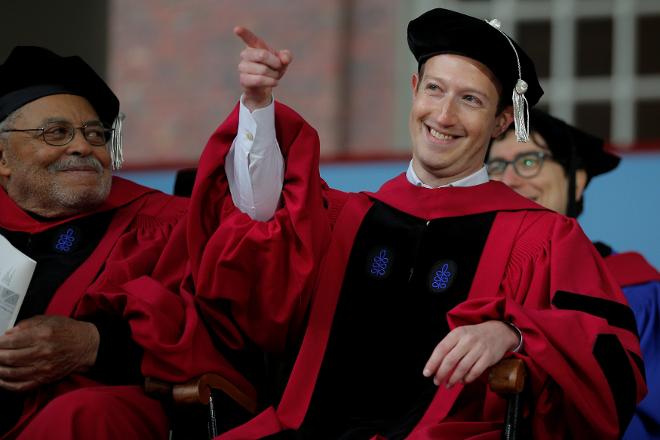 Facebook qurucusu Zuckerberg Harvard diplomu aldı