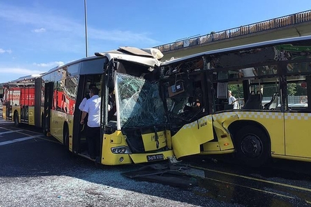 İstanbulda iki sərnişin avtobusu toqquşub, 32 nəfər xəsarət alıb