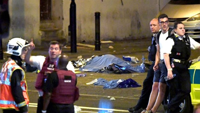 Londonda terror – Sürücü avtomobili piyadaların üzərinə sürdü