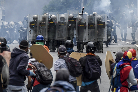 Venesuelada etirazçı hərbçilərin açdığı atəş nəticəsində öldürülüb