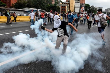 Venesuelada maskalı şəxslər xəstəxanaya hücum edib