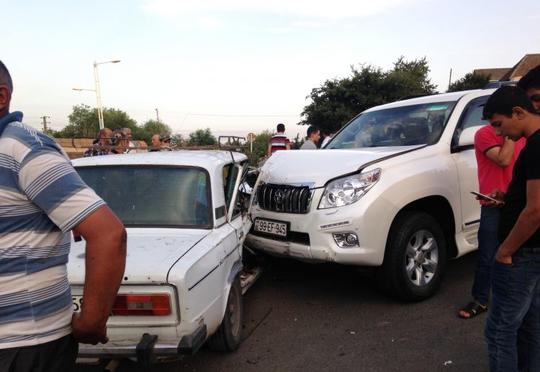 “Toyota Land Cruiser”lə “VAZ-2106” toqquşdu