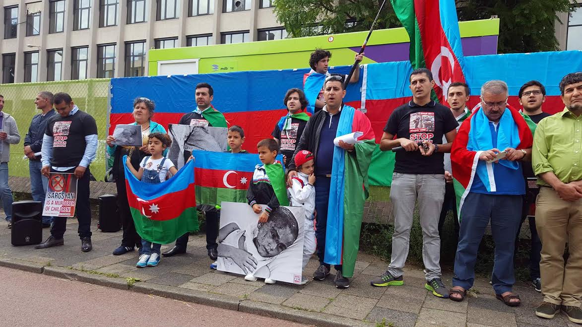 Haaqada azərbaycanlılar etiraz aksiyası keçirib