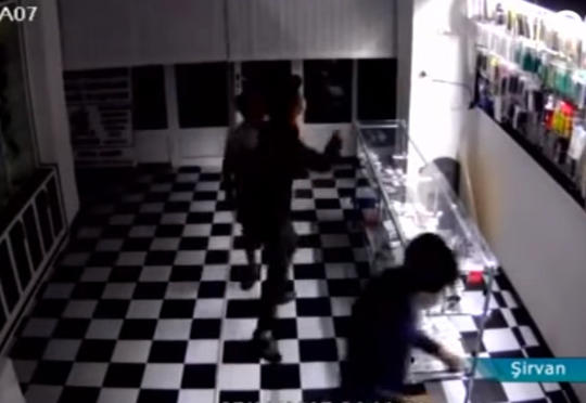 Şirvanda maskalıların mağazaya basqını anbaan görüntüləndi – Video