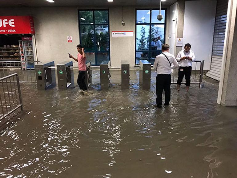 İstanbulda Avrasiya Tuneli bağlandı, metro stansiyalarını su basdı- VİDEO