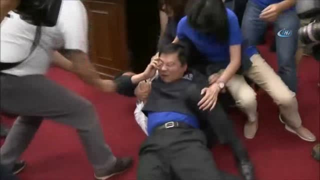 Tayvan Parlamentində yumruq-yumruğa Dava – VİDEO