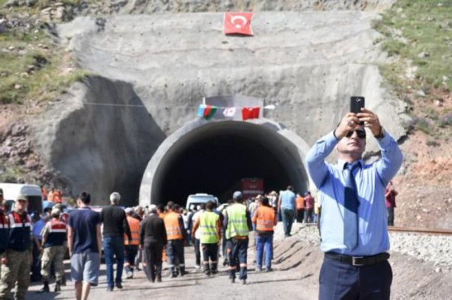 Bakı-Tbilisi-Qars dəmir yolu ilə ilk sınaq qatarı yola düşdü