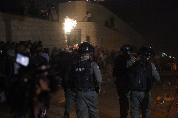 İsrail Polisi, Məscidi-i Əqsa qapısındakı Müsəlmanlara hücum etdi – VİDEO