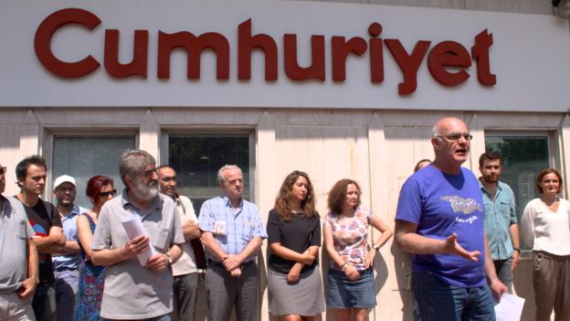Türkiyə: “Cumhuriyet” qəzetinin jurnalistlərinin məhkəməsi başlayır