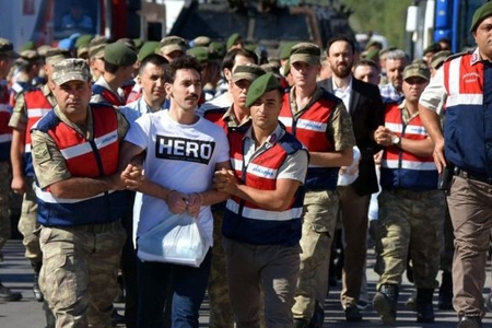 Türkiyə: “Hero” yazılı köynək geyinənlər saxlanılır