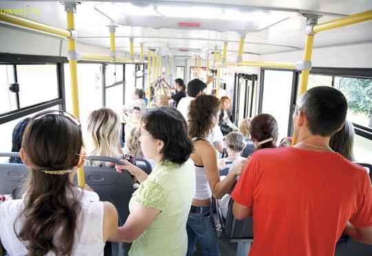 35 yaşlı qadını döydülər – Avtobusda