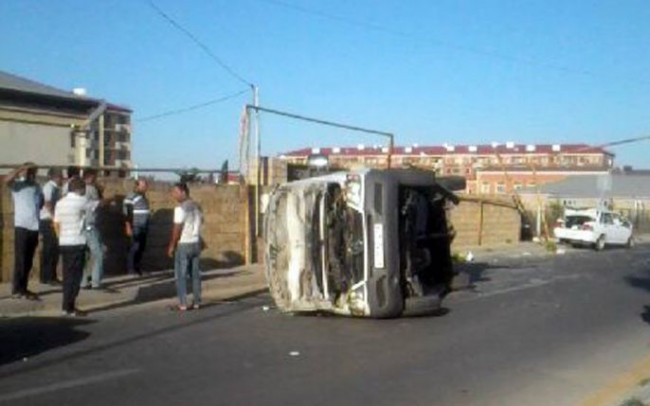 Bakıda mikroavtobus aşdı – Yaralılar var