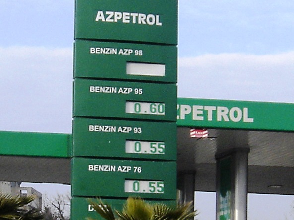 “Azpetrol”dan benzin alanlar narazılıq edirlər – Şirkət ittihamlara cavab verdi