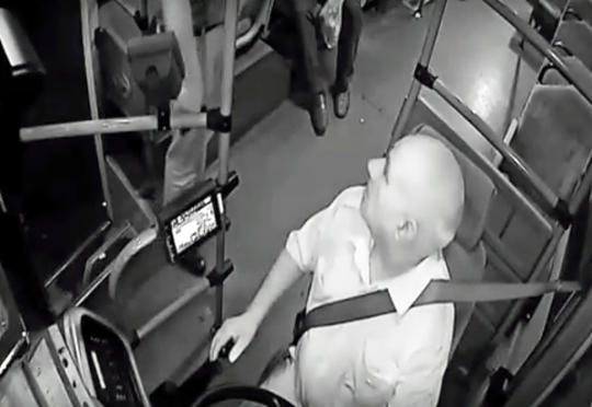 Avtobus sürücüsünə silah çəkən şəxsin kimliyi bilindi — VİDEO