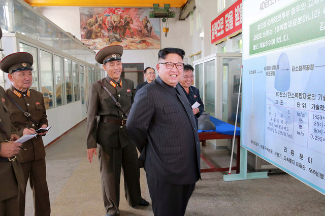 Kim Jong Un yeni raketləri araşdırarkən poza verdi – FOTO