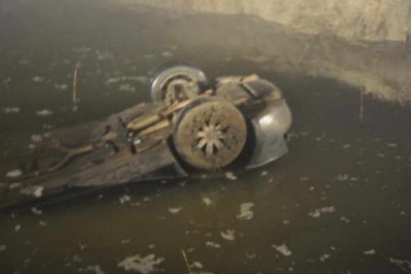 Bərdədə kanalda avtomobil batdı