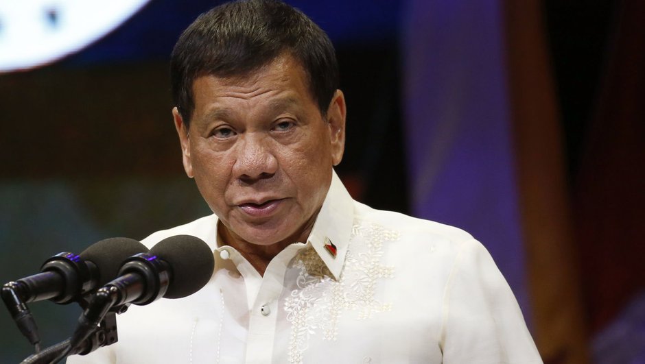 Duterte: “Polisə qarşı çıxan “səfehlər” öldürüləcək”