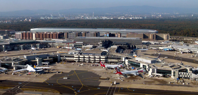 Frankfurt Hava Limanında Bibər Qazlı Hücum: Yaralılar Var