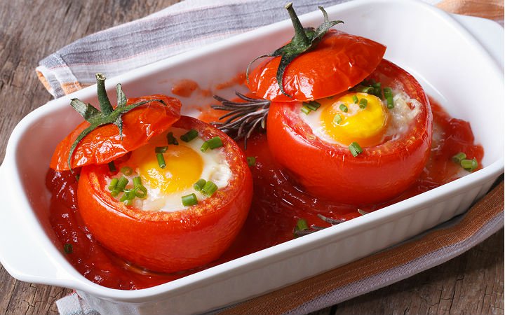 Yumurtalı pomidor dolması – VİDEO