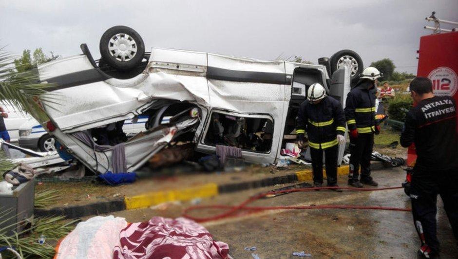 Antalyada turist avtobusu qəzaya düşdü, ölənlər var