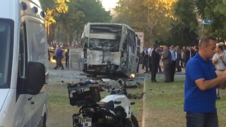 Türkiyədə polis avtobusu partladıldı