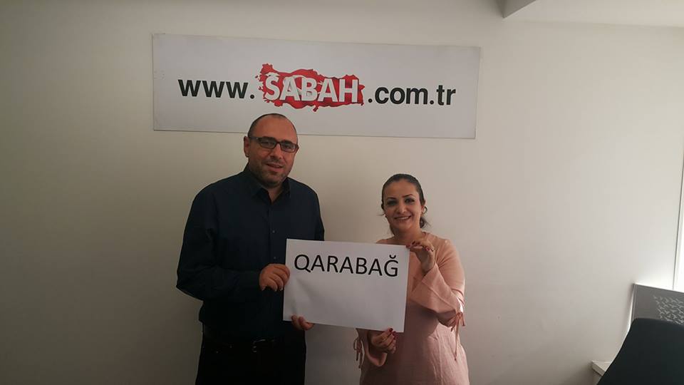 “Qarabağ”ı tənqid edən türk jurnalistin əlində QARABAĞ plakatı – FOTO