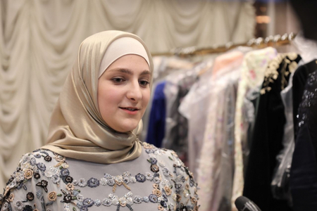 Kadırovun qızından moda nümayişi: Moskvanı fəth etdi – VİDEO