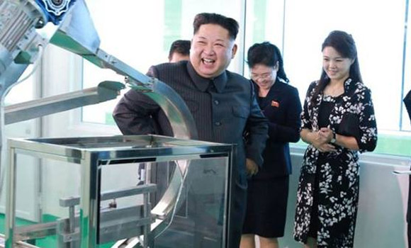 Kim Çen İn xanımı ilə fabrik açılışında
