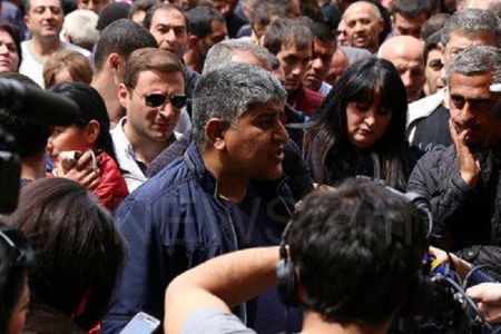 Ermənistanda bir qrup sahibkar ölkə parlamentinin qarşısında aksiya keçirib