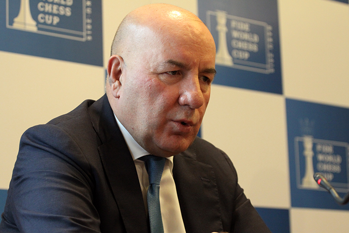 Elman Rüstəmov: “İlin sonunadək manat bahalaşa bilər”