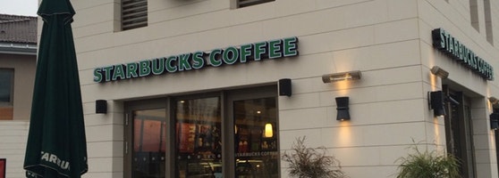 “Starbucks” kafesində silahlı insident: ölən var