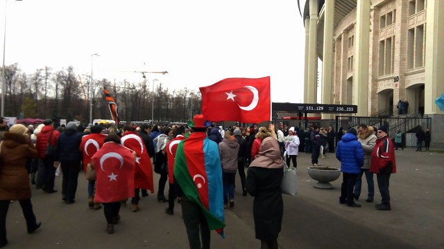 Rus polisindən Azərbaycan və Türkiyə bayrağlarına qarşı hörmətsizlik – FOTO