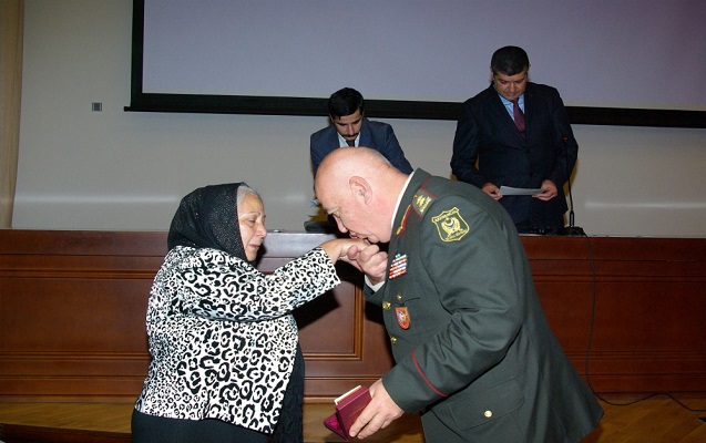 Ermənilər azərbaycanlı generalın şəklini paylaşdı: “Təəssüf ki, bizdə belə deyil”