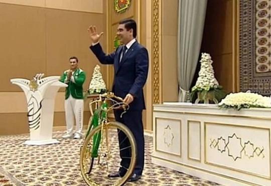Türkmənistan prezidenti velosiped üzərində basketbol oynadı – VİDEO