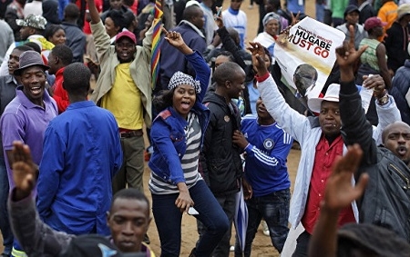 Zimbabve paytaxtında prezidentin istefasına dəstək marşı keçirilir