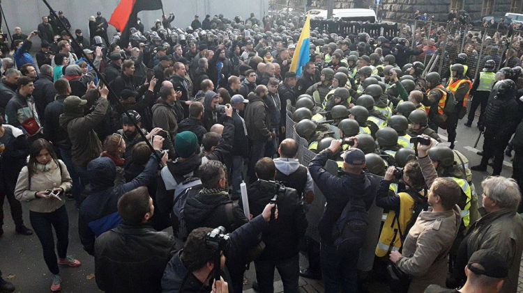 Ukraynada etirazçılarla toqquşma zamanı 20-dən çox polis xəsarət alıb