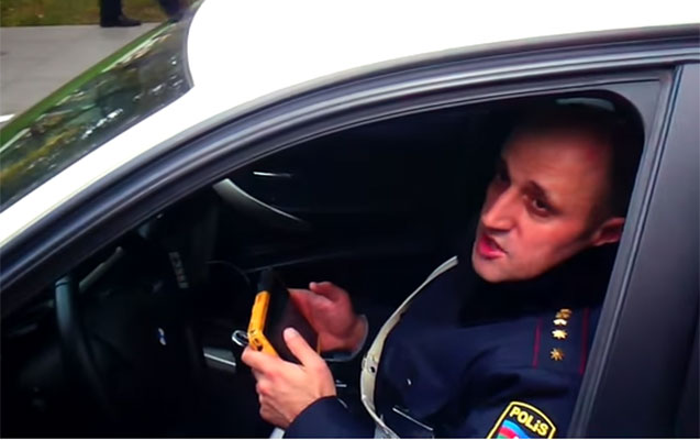 Yol polisi sürücünü hədələdi: “Sənin başın partlayar!” – VİDEO