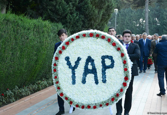 YAP rəhbərliyi Heydər Əliyevin məzarını ziyarət edib