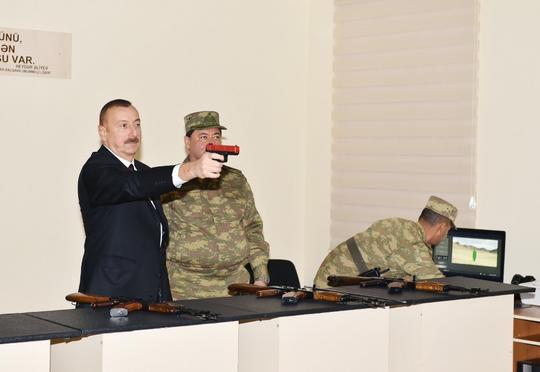 Prezident silahları yoxlayıb – FOTO