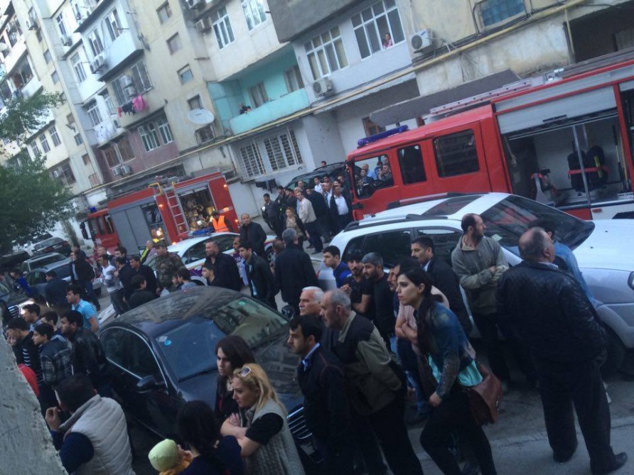 Yasamalda hündürmərtəbəli binada yanğın baş verib, 34 nəfər təxliyə edilib
