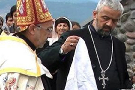 Erməni keşiş oğurluq və pedofiliyada ittiham olunur