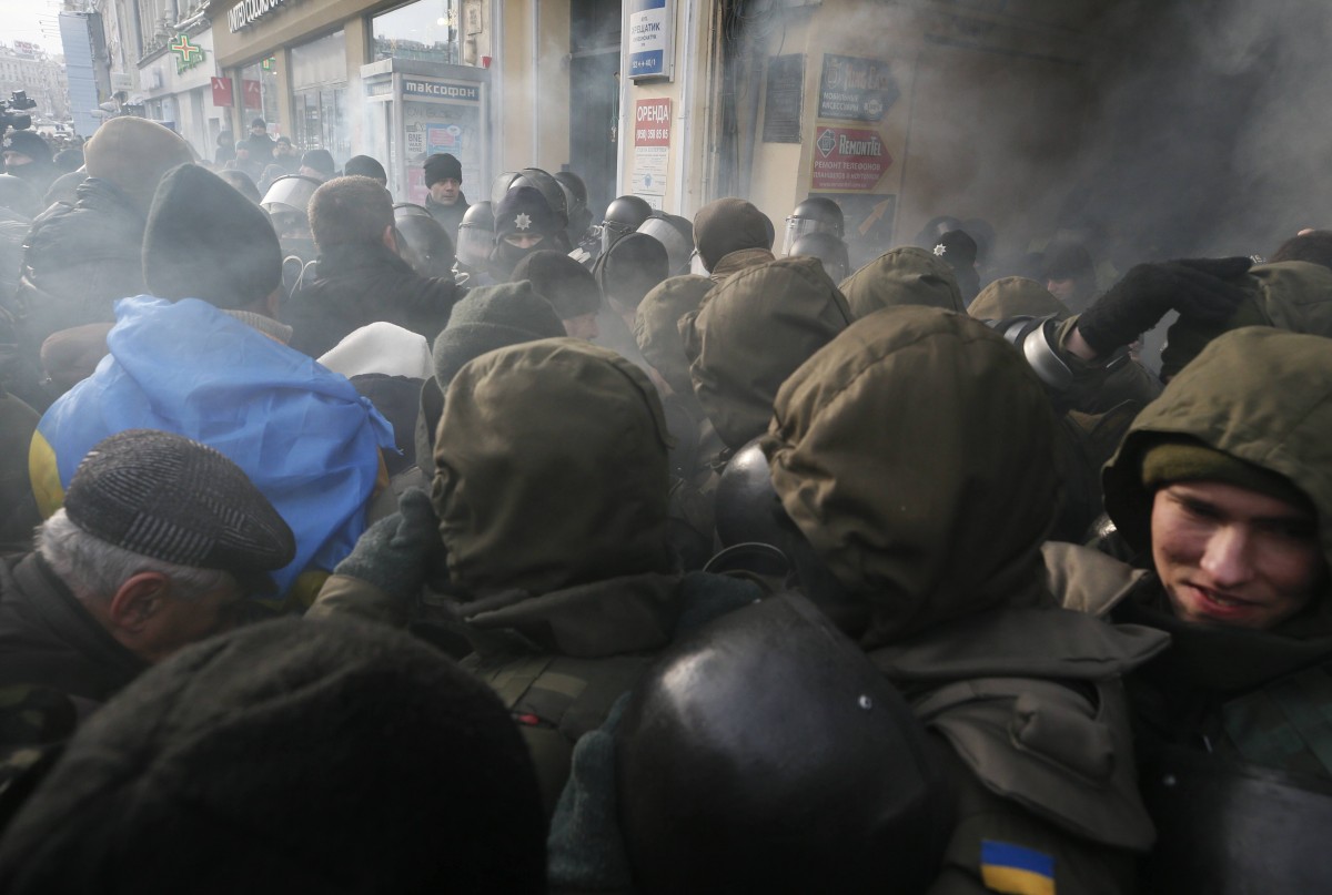 Saakaşvilinin məhkəməsində insident: Binaya qaz bombası atdılar